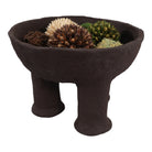 Bowl decorativo trípode oscuro, con arreglos florales y potpourri, ambiente rústico chic.