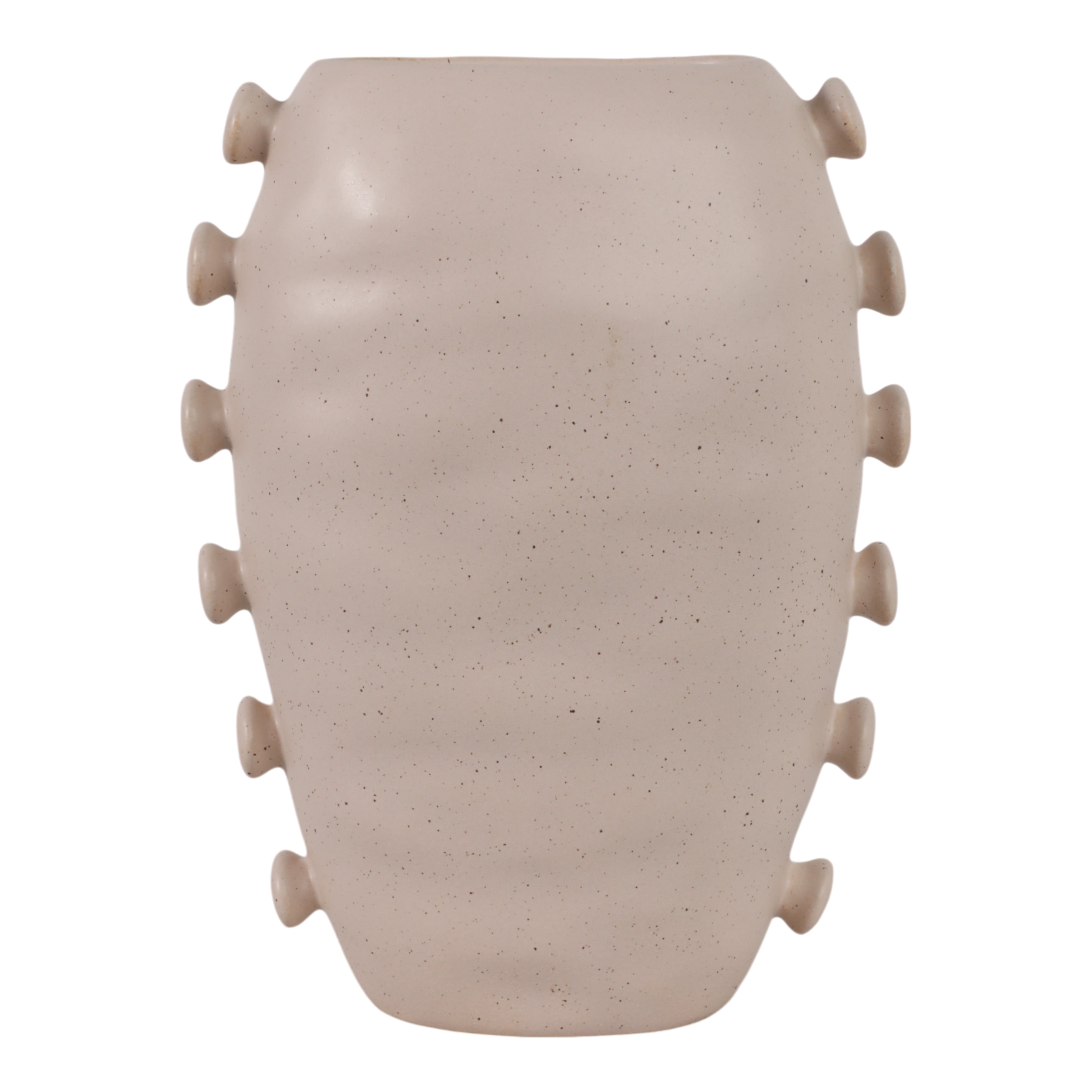 Jarrón decorativo de cerámica beige con textura y detalles laterales únicos, fondo blanco.