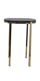 Mesa auxiliar ovalada con tapa negra tipo piedra y cuatro patas metálicas de color dorado.