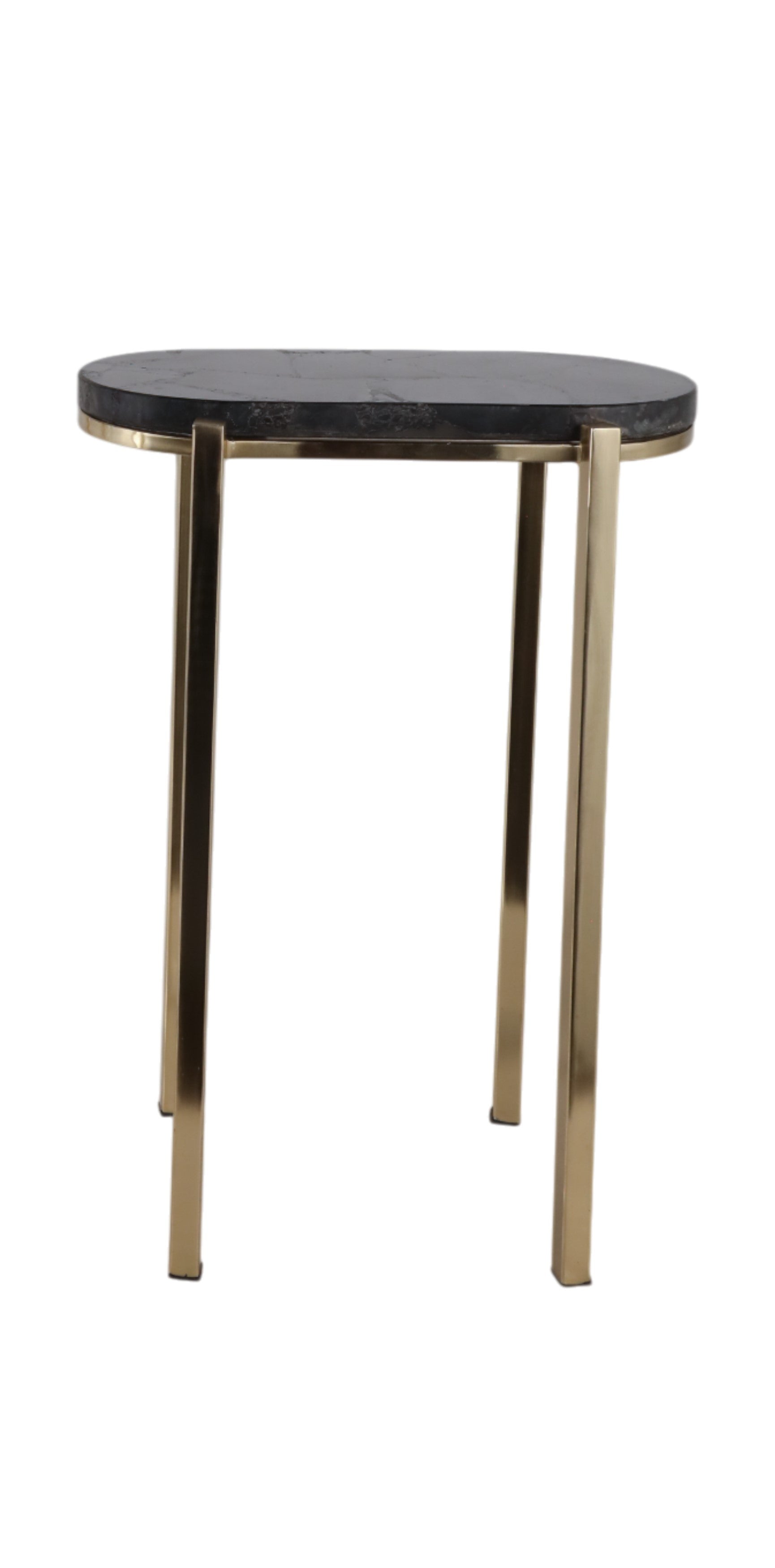 Mesa auxiliar ovalada con tapa negra tipo piedra y cuatro patas metálicas de color dorado.
