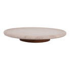 Bandeja giratoria decorativa de madera bicolor con base oscura y superficie clara, vista frontal.