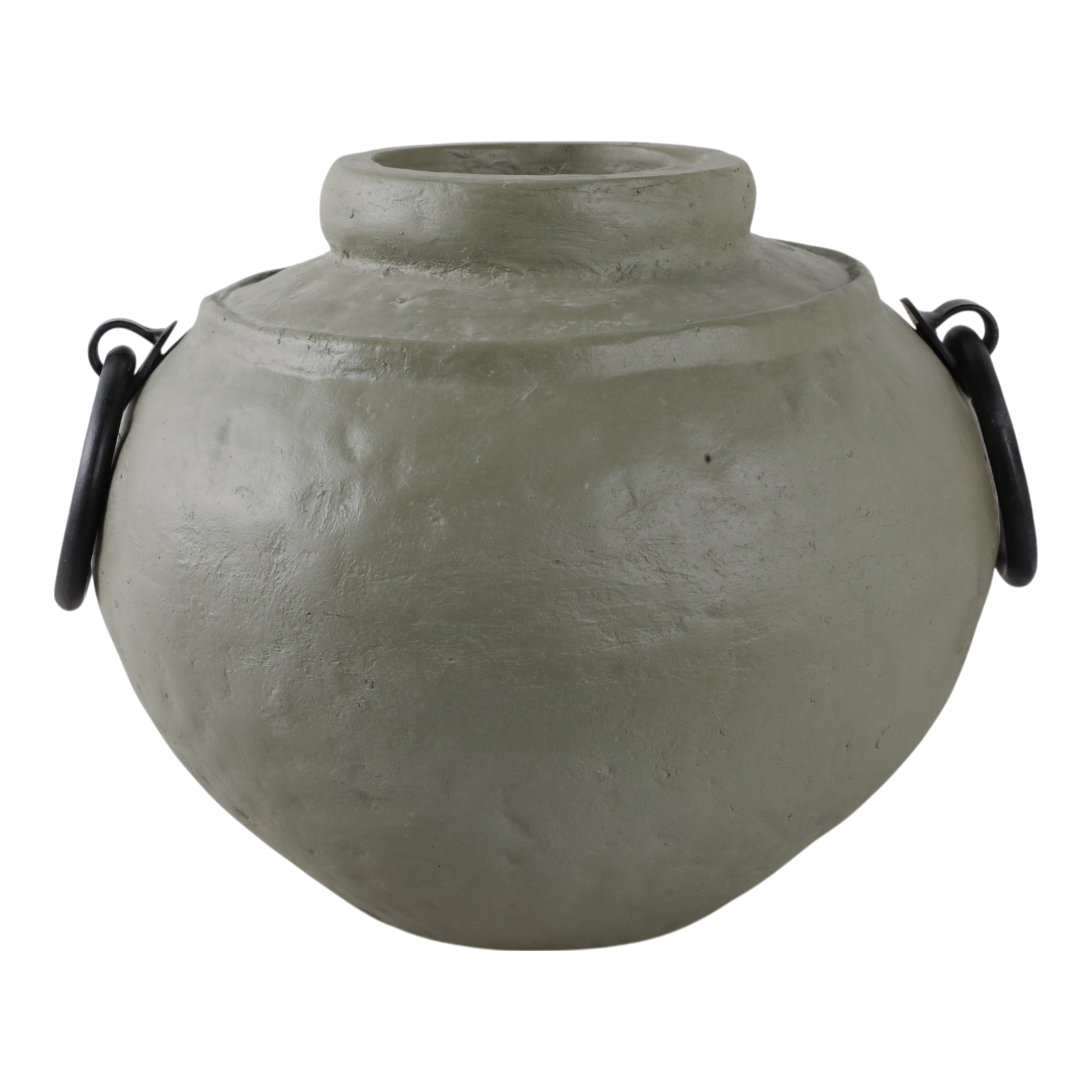 Jarrón decorativo esférico de cerámica texturizada en tono verde oliva con asas metálicas negras.