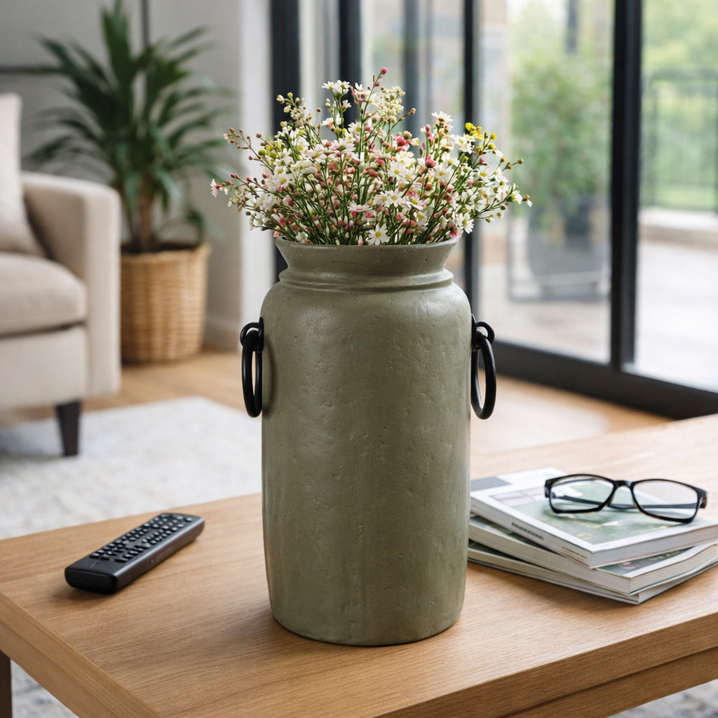 Jarrón rústico verde oliva con flores en sala elegante, mesa de madera, decoración hogar.