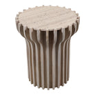 Mesa auxiliar de travertino con base escultural de listones curvos en tono natural. Diseño moderno.