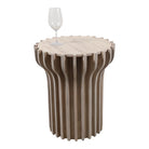 Mesa auxiliar de diseño con tapa de travertino y base acanalada, perfecta para un toque de lujo.