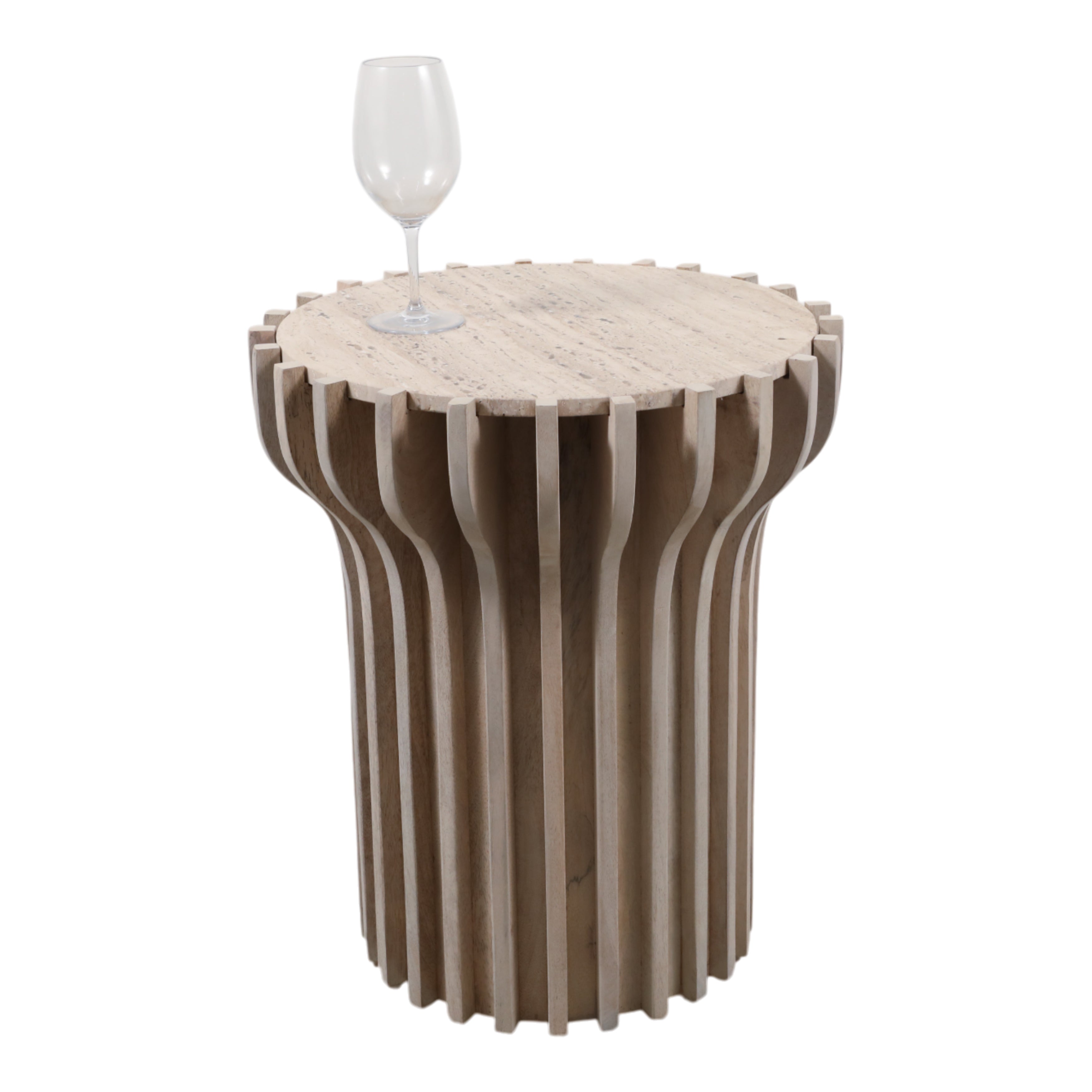 Mesa auxiliar de diseño con tapa de travertino y base acanalada, perfecta para un toque de lujo.