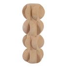 Jarrón decorativo moderno beige con textura geométrica y forma ondulada, vista de cerca.