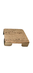 Bandeja decorativa pequeña de travertino con soportes metálicos dorados, estilo lujo para el hogar.