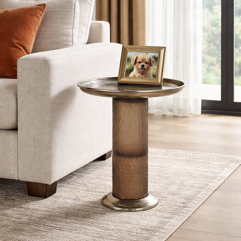 Mesa auxiliar EV22999 en sala, junto a sofá beige. Bandeja con foto, base de cristal ahumado.