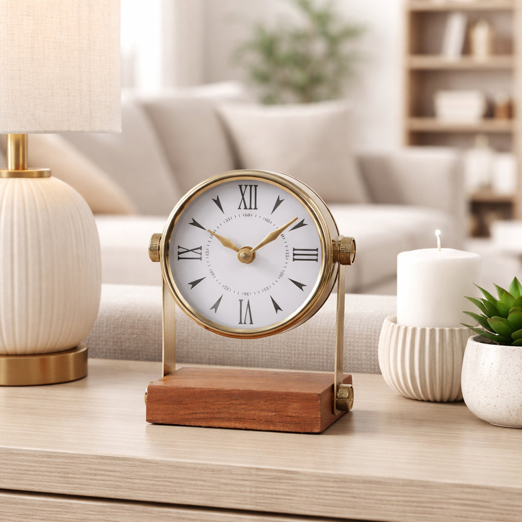 Reloj de mesa elegante en sala de estar moderna con sofá claro y lámpara, aportando lujo y estilo al ambiente.