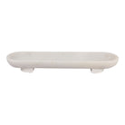 Bandeja decorativa alargada de mármol blanco con base elevada, vista frontal.