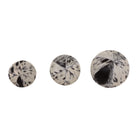 Set de 3 esferas decorativas cowhide en blanco y negro, dispuestas sobre fondo blanco.