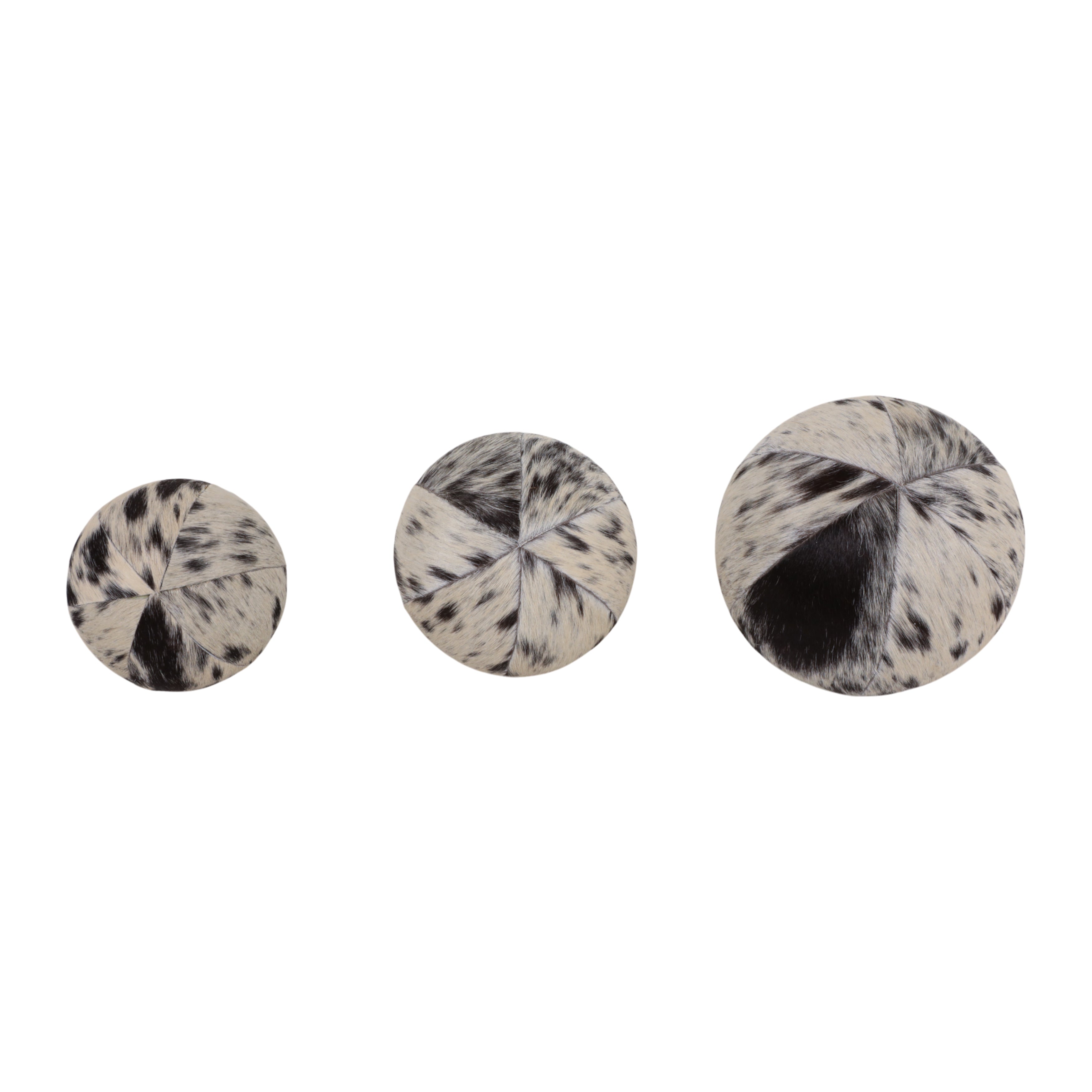 Set de 3 esferas decorativas cowhide en blanco y negro, dispuestas sobre fondo blanco.