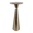 Mesa auxiliar cónica de metal dorado cepillado y cubierta de piedra natural en estudio blanco.