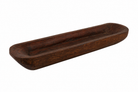 Bandeja decorativa de madera rústica alargada, tono oscuro, vista frontal en blanco.