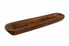 Bandeja alargada de madera rústica oscura, ideal para decoración interior.