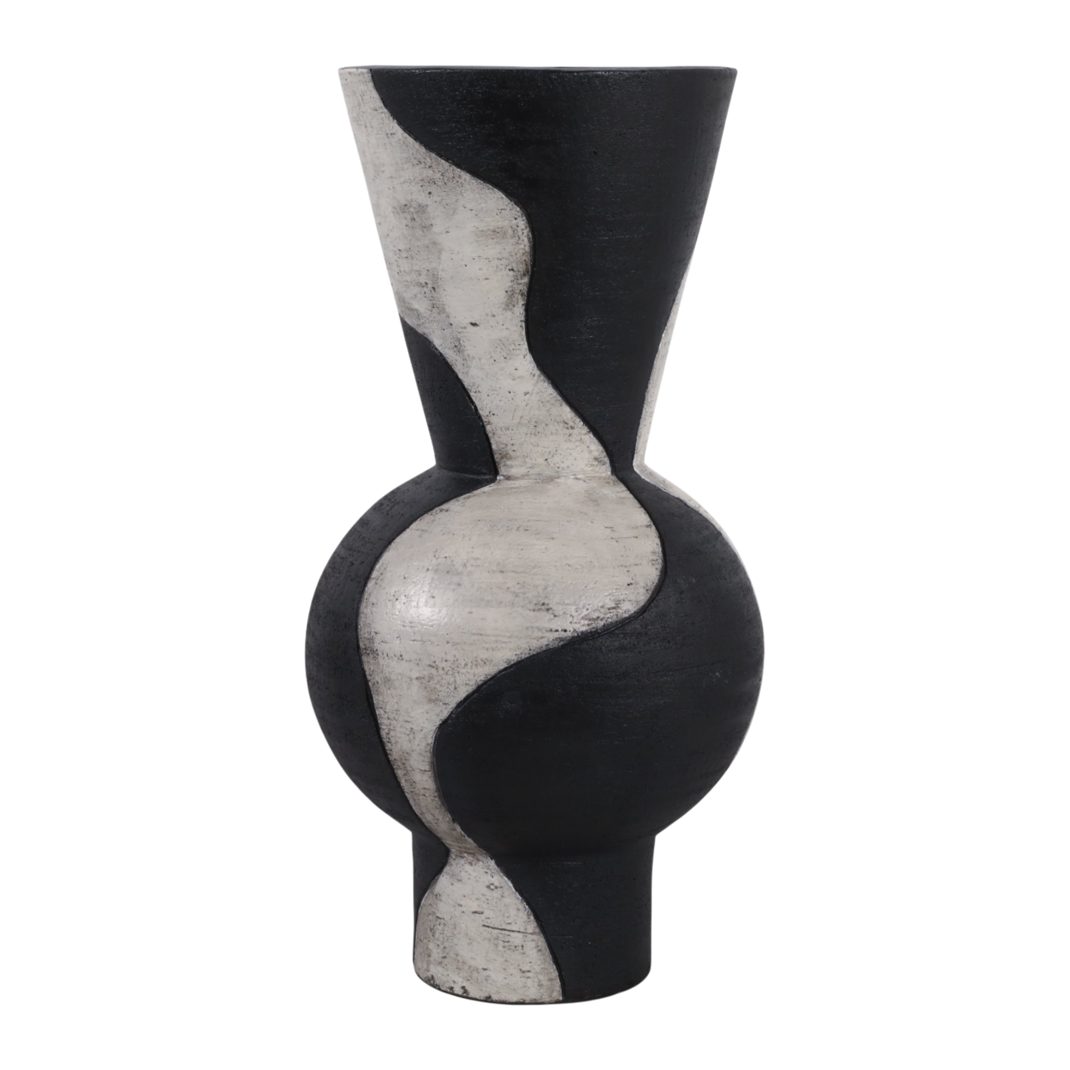 Jarrón escultural negro y blanco con diseño ondulado, fondo blanco liso