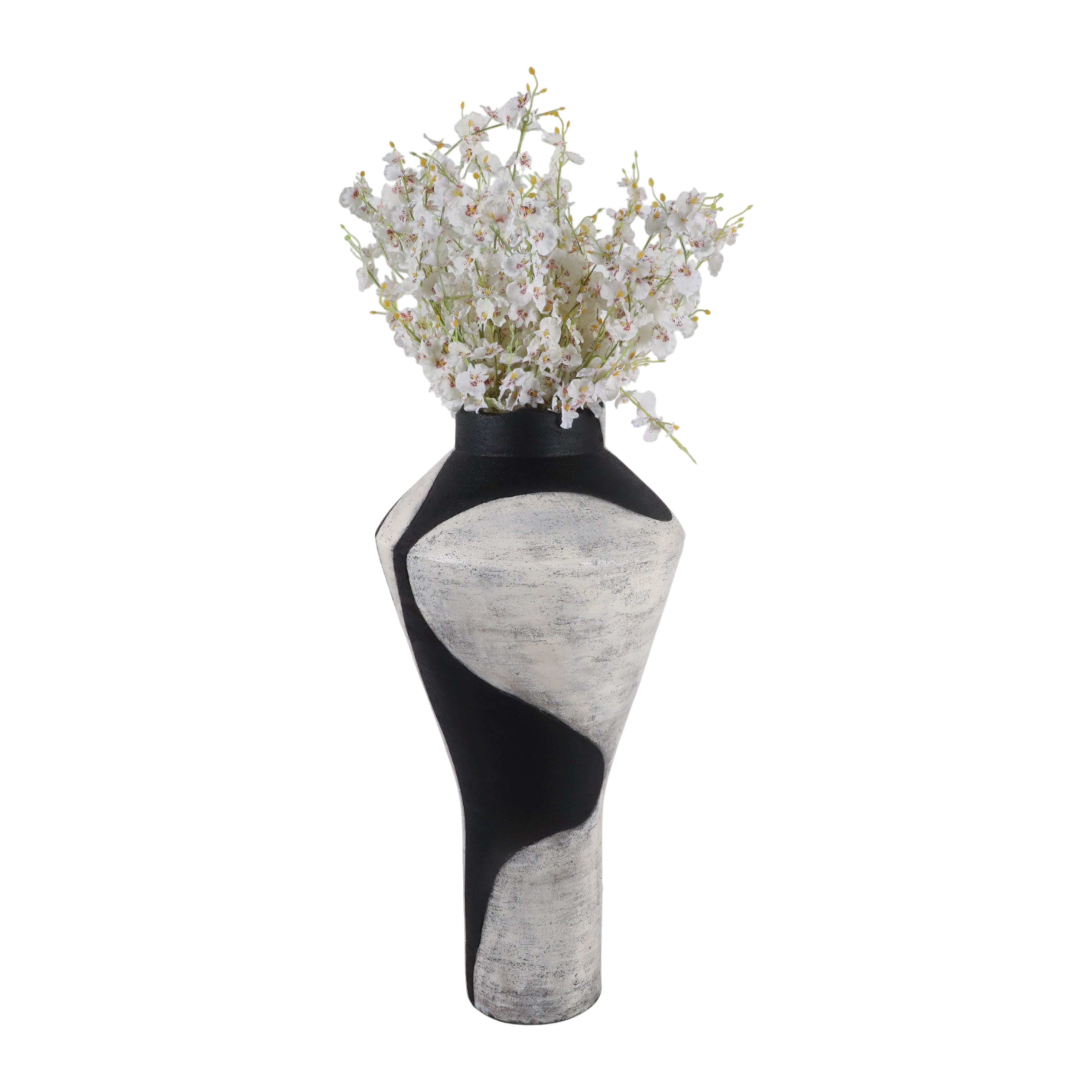 Jarrón decorativo moderno con flores blancas, patrón abstracto blanco y negro, para ambientes elegantes.
