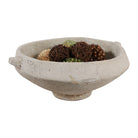 Bowl decorativo rústico con esferas y elementos naturales, ideal para centros de mesa elegantes.