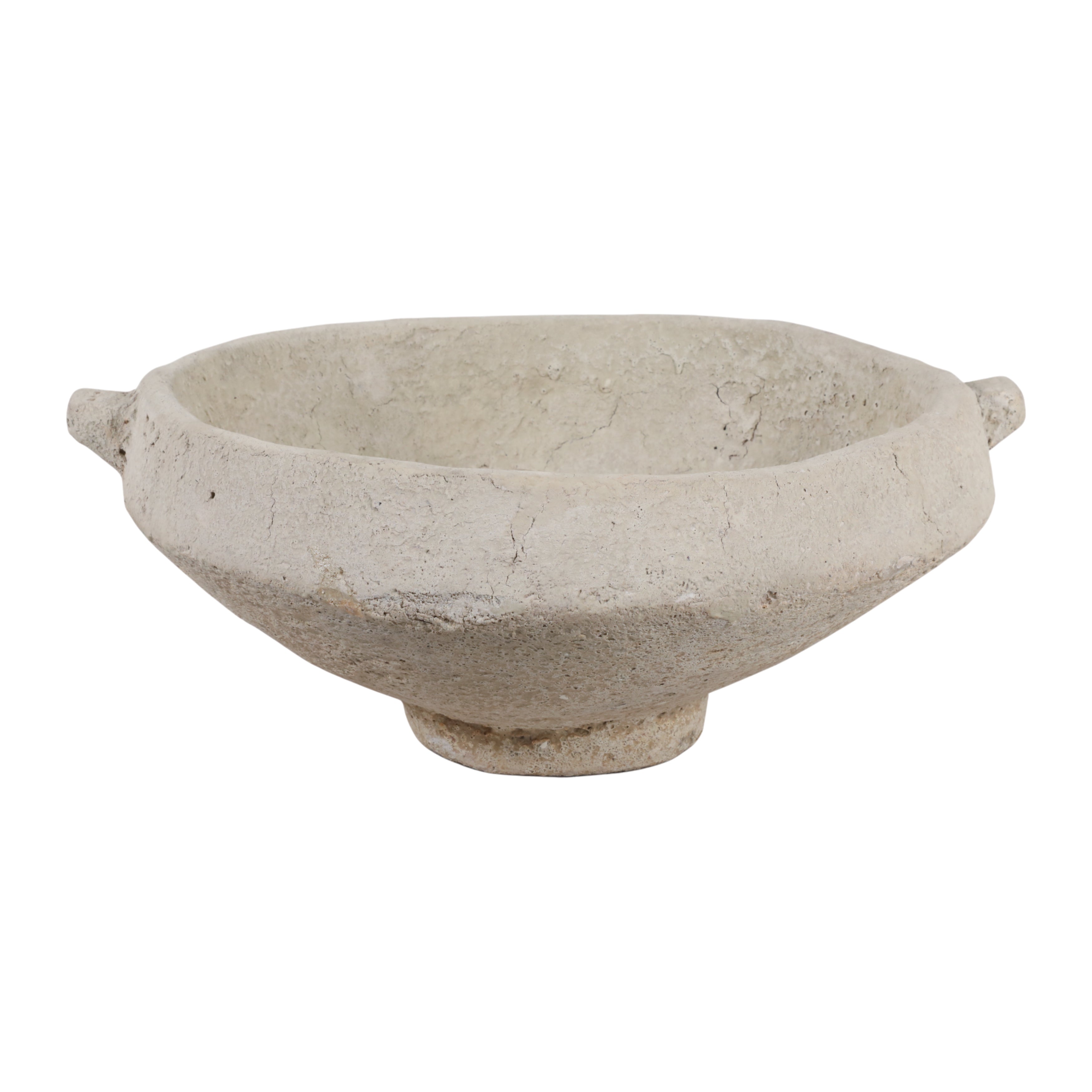 Exclusivo bowl decorativo artesanal de estilo rústico en tono claro con textura única y asas laterales.