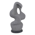 Escultura abstracta moderna gris de diseño fluido con base de mármol oscuro, sobre fondo blanco.