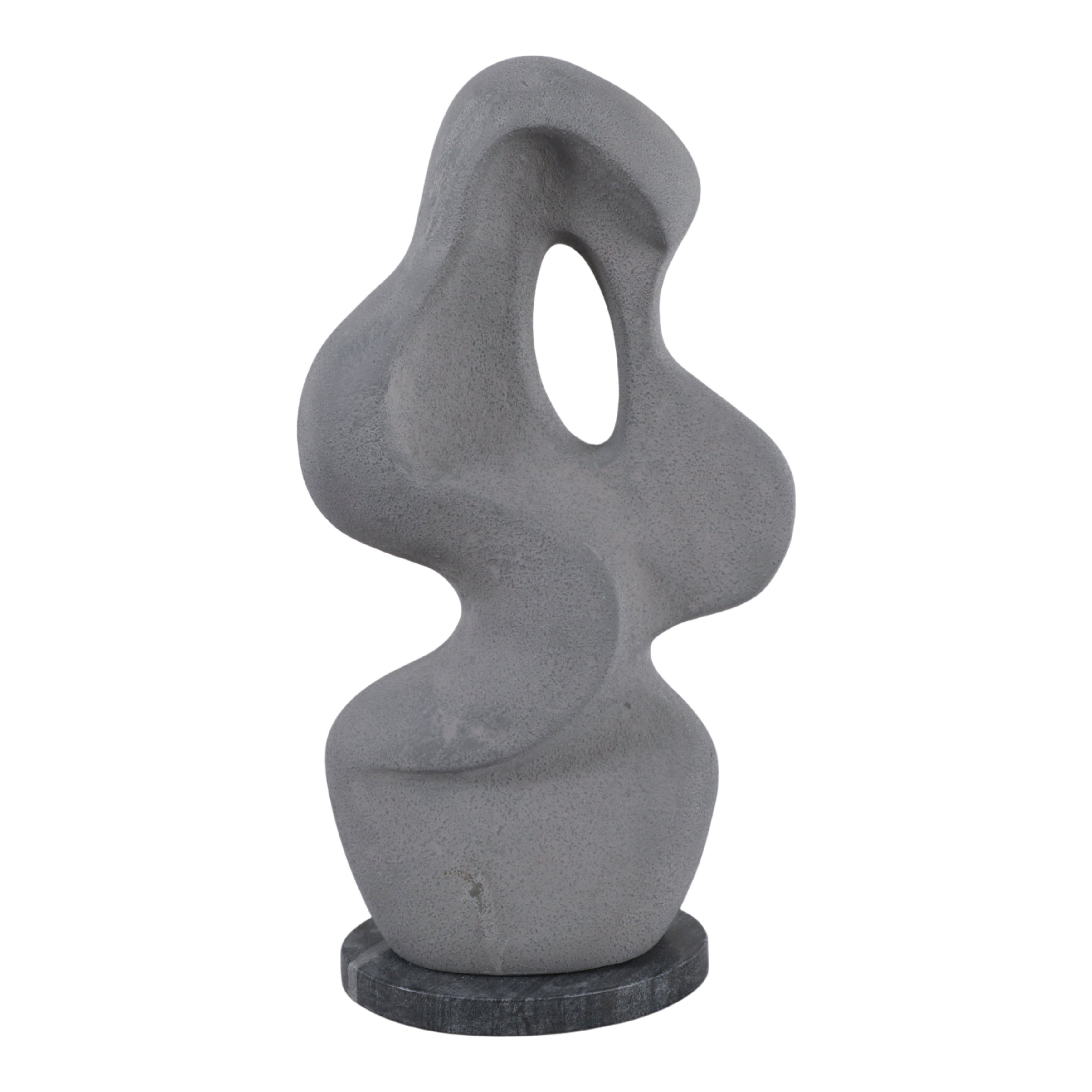 Escultura abstracta moderna gris de diseño fluido con base de mármol oscuro, sobre fondo blanco.