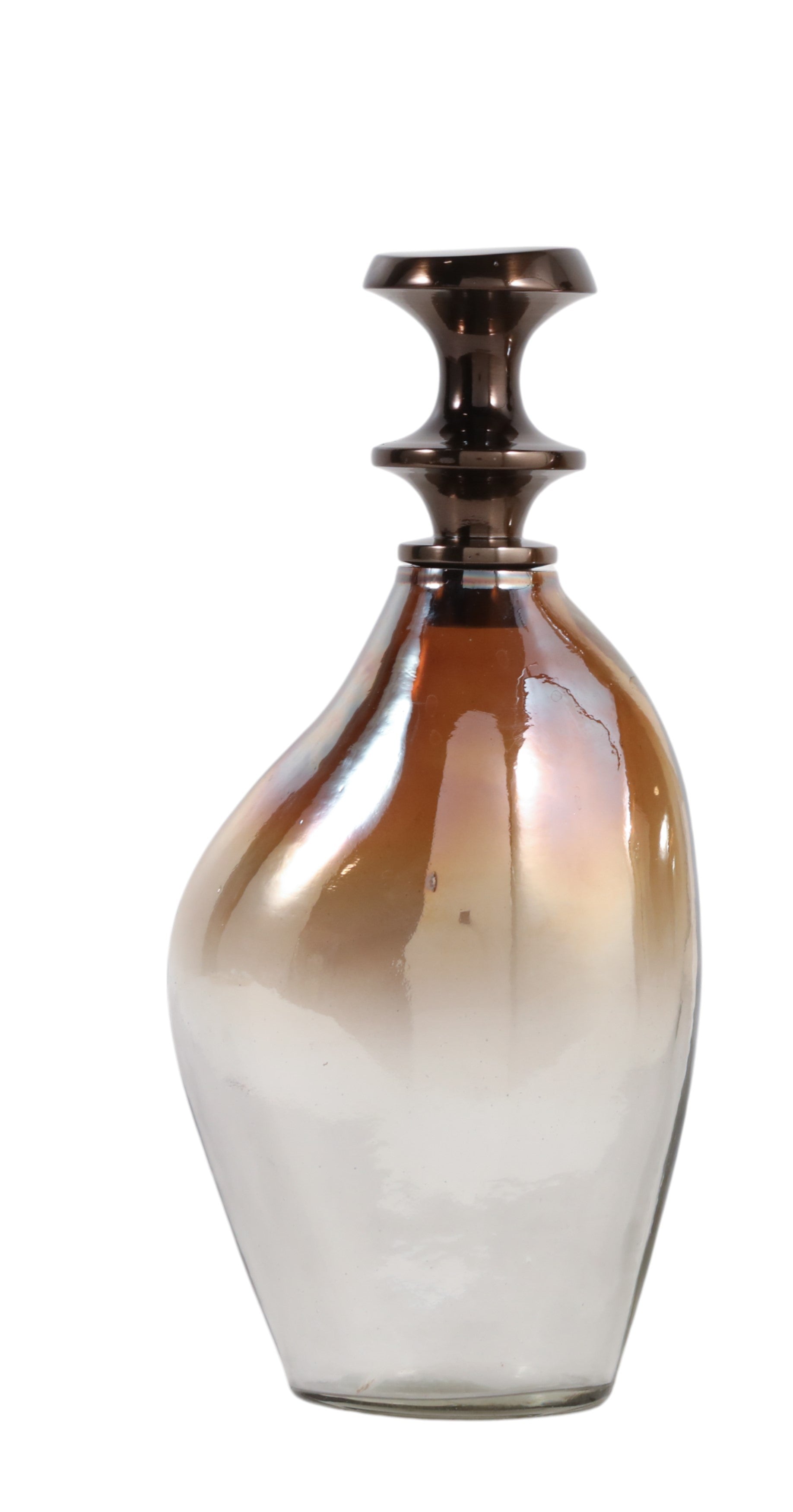 Botella decorativa de cristal con cuello de metal bronce, cuerpo iridiscente bronce y base transparente.