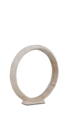 Escultura decorativa circular moderna de color beige claro sobre base rectangular negra, perfecta para interiores.