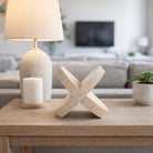 Escultura Nudo Decorativo Moderno beige sobre mesa de madera en sala de estar elegante.