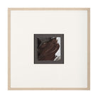 Cuadro de Vilá Decoración con impresión de arte enmarcada y texturizada embellecida a mano, bajo vidrio, con marco de poliresina y cartón. Predominan los colores marrón, blanco y gris.