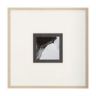 Cuadro de Vilá Decoración con impresión de arte enmarcada y texturizada embellecida a mano, bajo vidrio, en tonos blanco y negro.
