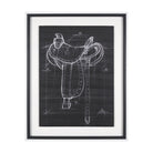 Vilá Decoración cuadro con impresión artística enmarcada texturizada, adornada a mano, con marco de poliresina y base de cartón, dibujo de montura de caballo en blanco y negro.