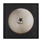 Cuadro de Vilá Decoración con impresión artística decográfica texturizada y embellecida a mano, poliresina y cartón, con una imagen de una bola blanca con una estrella negra, enmarcado en negro.