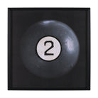 Cuadro de Vilá Decoración con impresión artística decográfica texturizada y embellecida a mano, enmarcado en poliresina, con base de cartón, color negro, que muestra una bola de billar con el número dos.