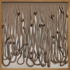 Cuadro Vilá Decoración con marco de madera y diseño de cuerdas de tela color marrón.