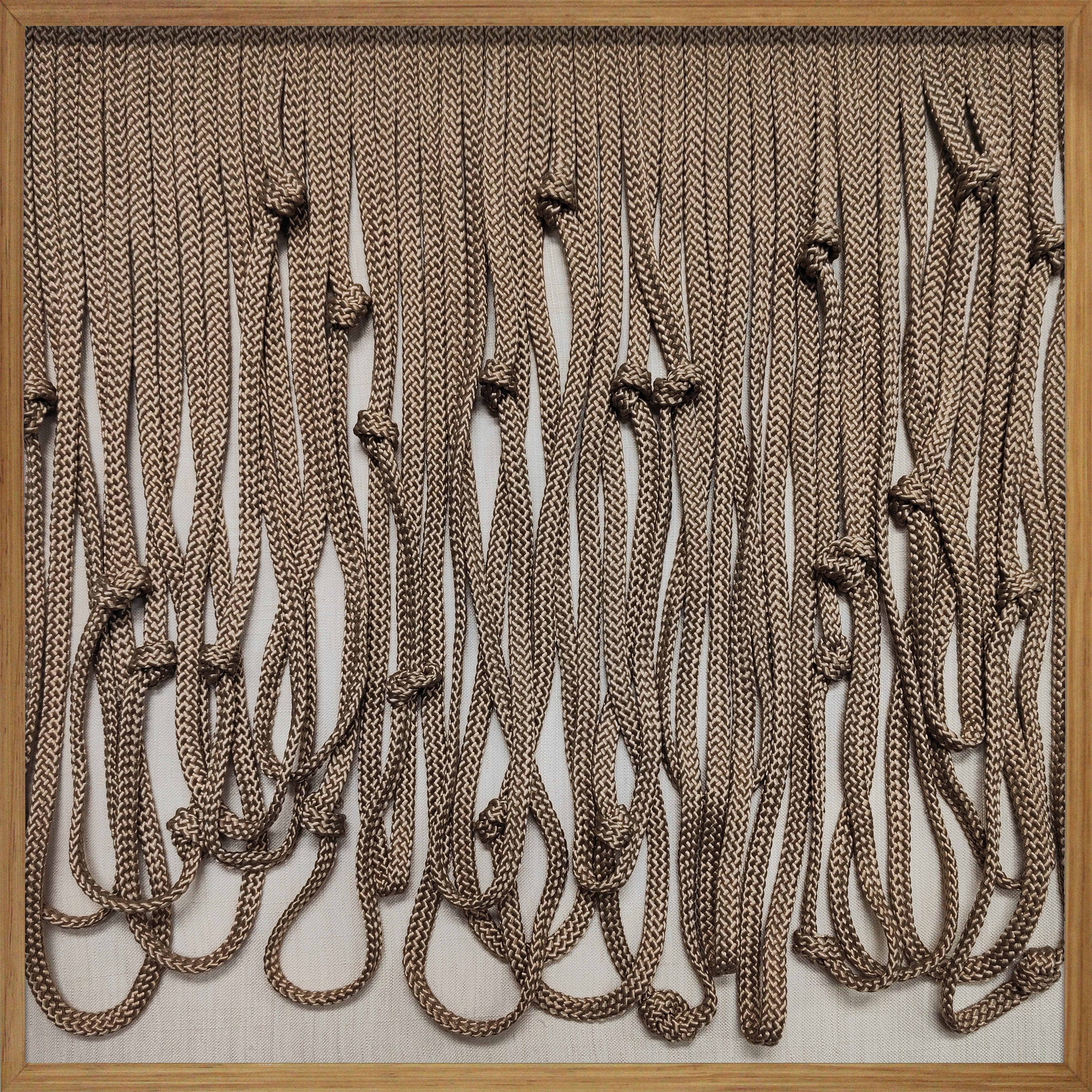 Cuadro Vilá Decoración con marco de madera y diseño de cuerdas de tela color marrón.