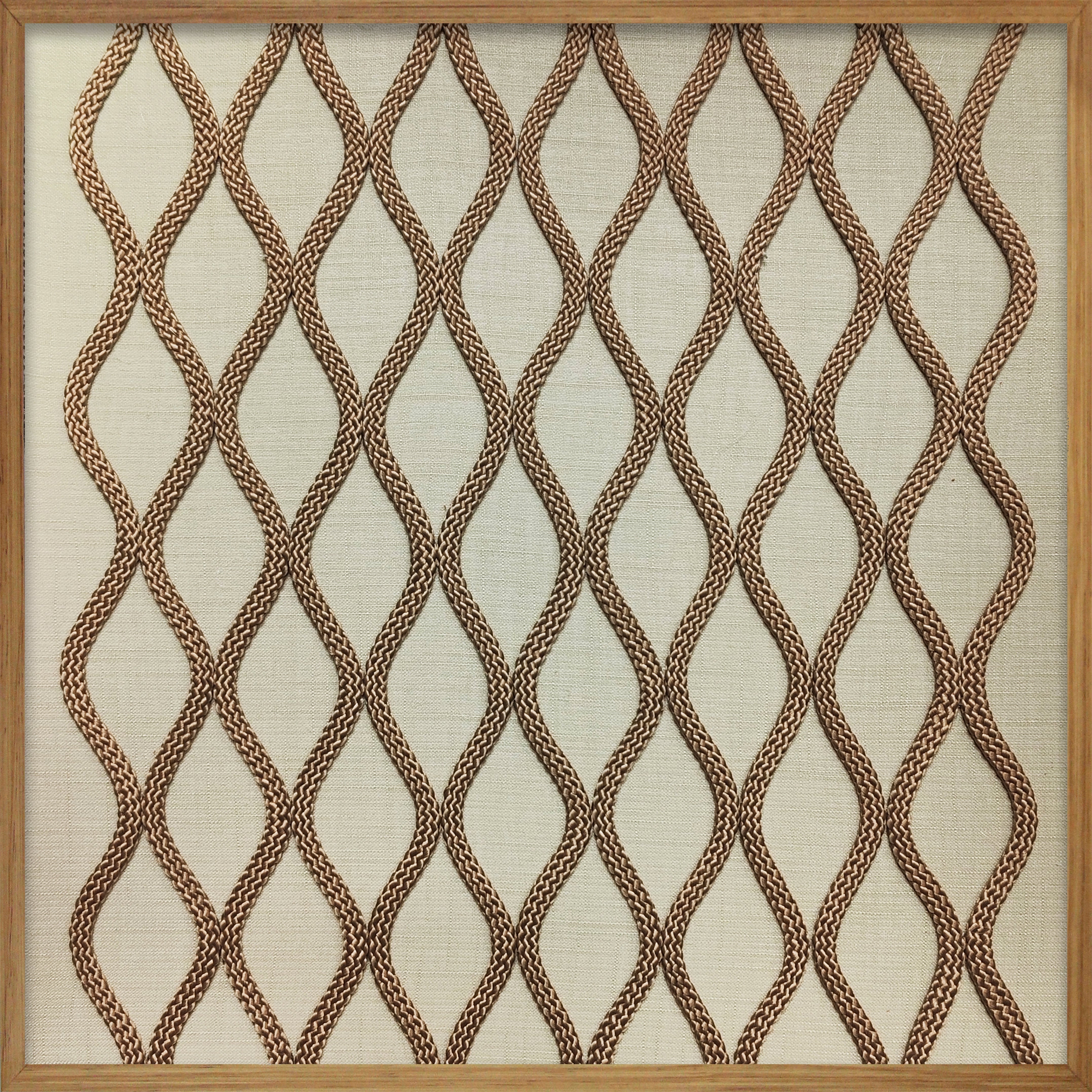 Cuadro de Vilá Decoración con marco de madera, diseño de tela color crema con patrón de cuerdas marrones.