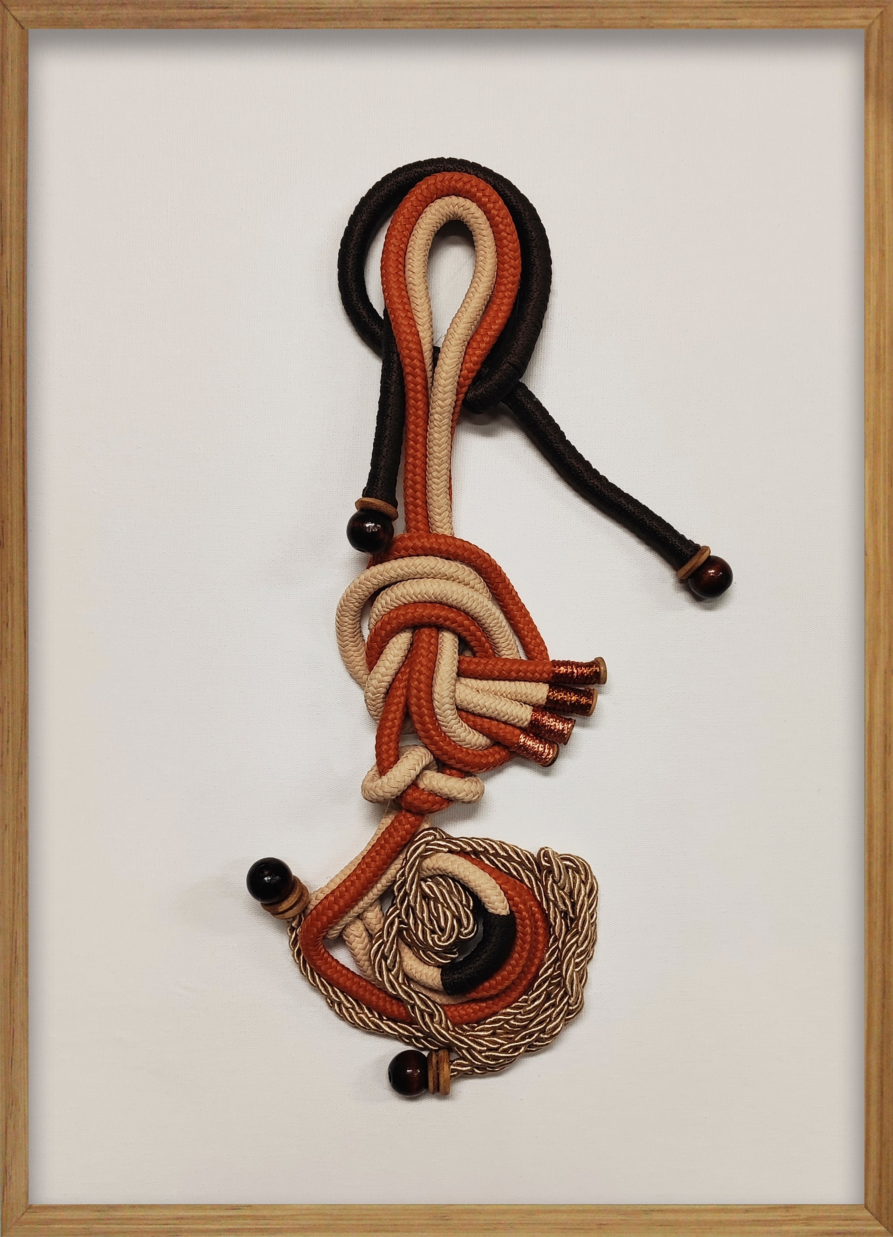 Cuadro de Vilá Decoración con diseño abstracto de tela en tonos marrón, beige y naranja, sobre fondo blanco y marco de madera.