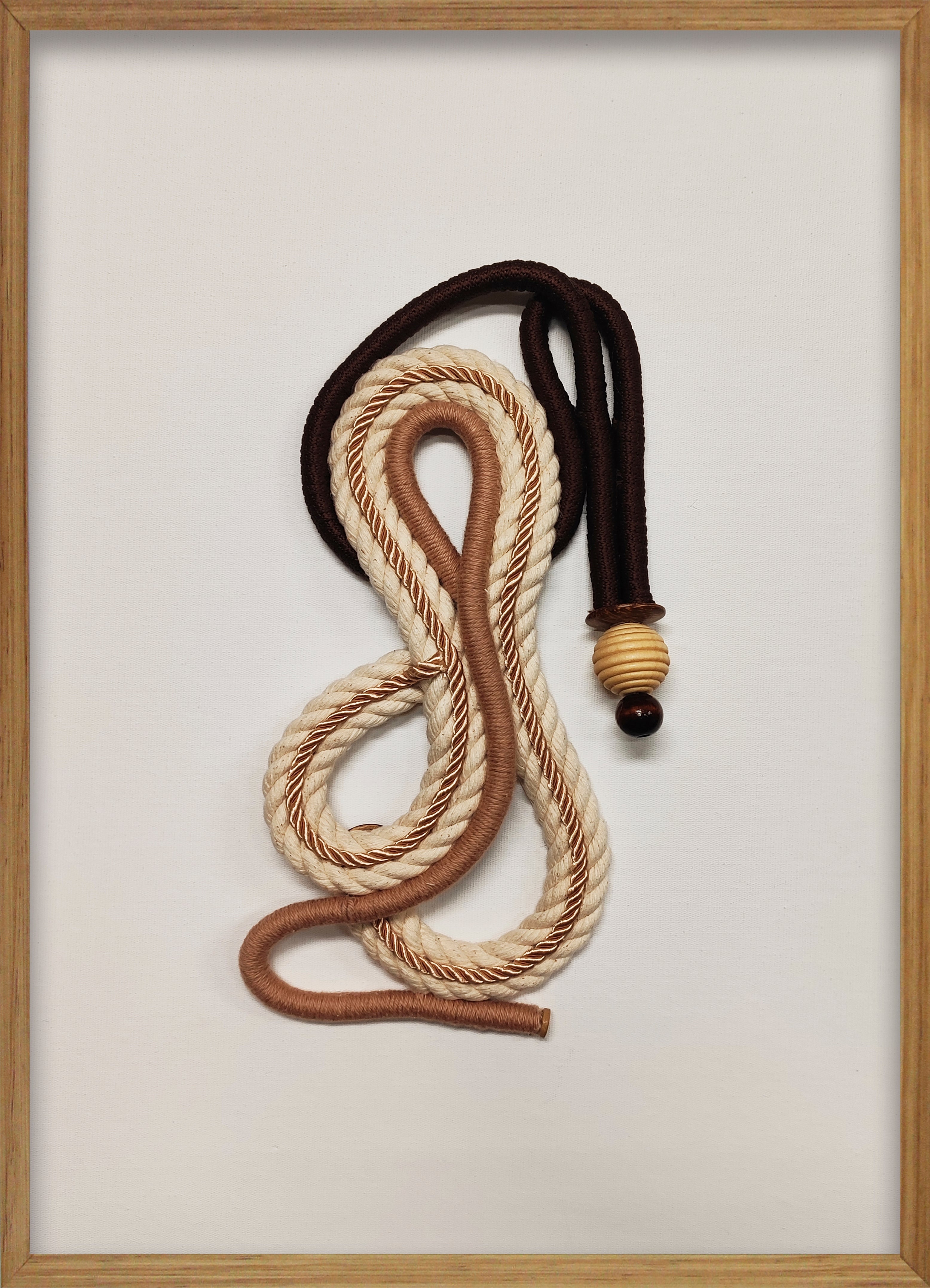 Cuadro de Vilá Decoración con marco de madera, diseño abstracto con tela en tonos marrón y beige sobre fondo blanco.