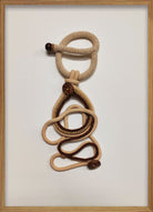 Cuadro de Vilá Decoración con marco de madera, fondo de tela blanca y diseño de cuerda de tela beige y marrón.