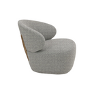 Poltrona moderna tapizada en tela gris con diseño curvo y detalle lateral de madera.