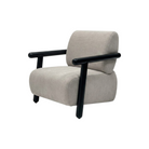Poltrona moderna tapizada en beige con brazos y patas negras. Diseño contemporáneo y minimalista para sala.