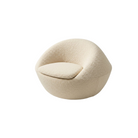 Poltrona de diseño curvo en bouclé color crema, ideal para sala de lujo con estilo moderno.