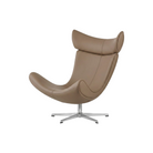 Poltrona individual beige de diseño moderno con respaldo alto y base giratoria metálica.