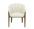 Silla de diseño curvo tapizada en tela texturizada color claro, con estructura de madera, vista frontal.