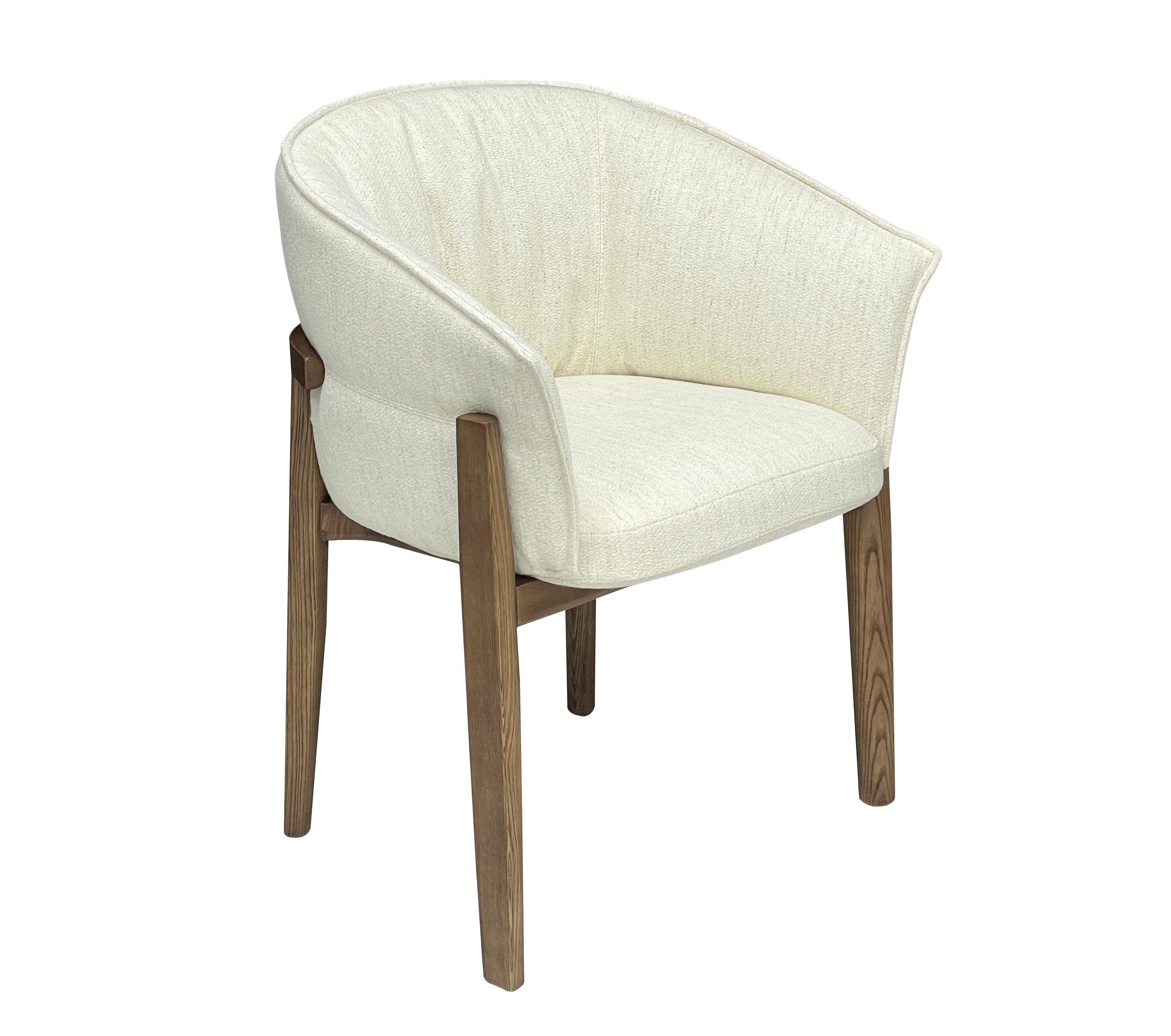 Silla de comedor tapizada en tela crema con patas de madera oscura, vista frontal lateral.