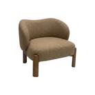 Poltrona de lujo diseño curvo moderno tapizada textil color camel con patas de madera vista lateral.
