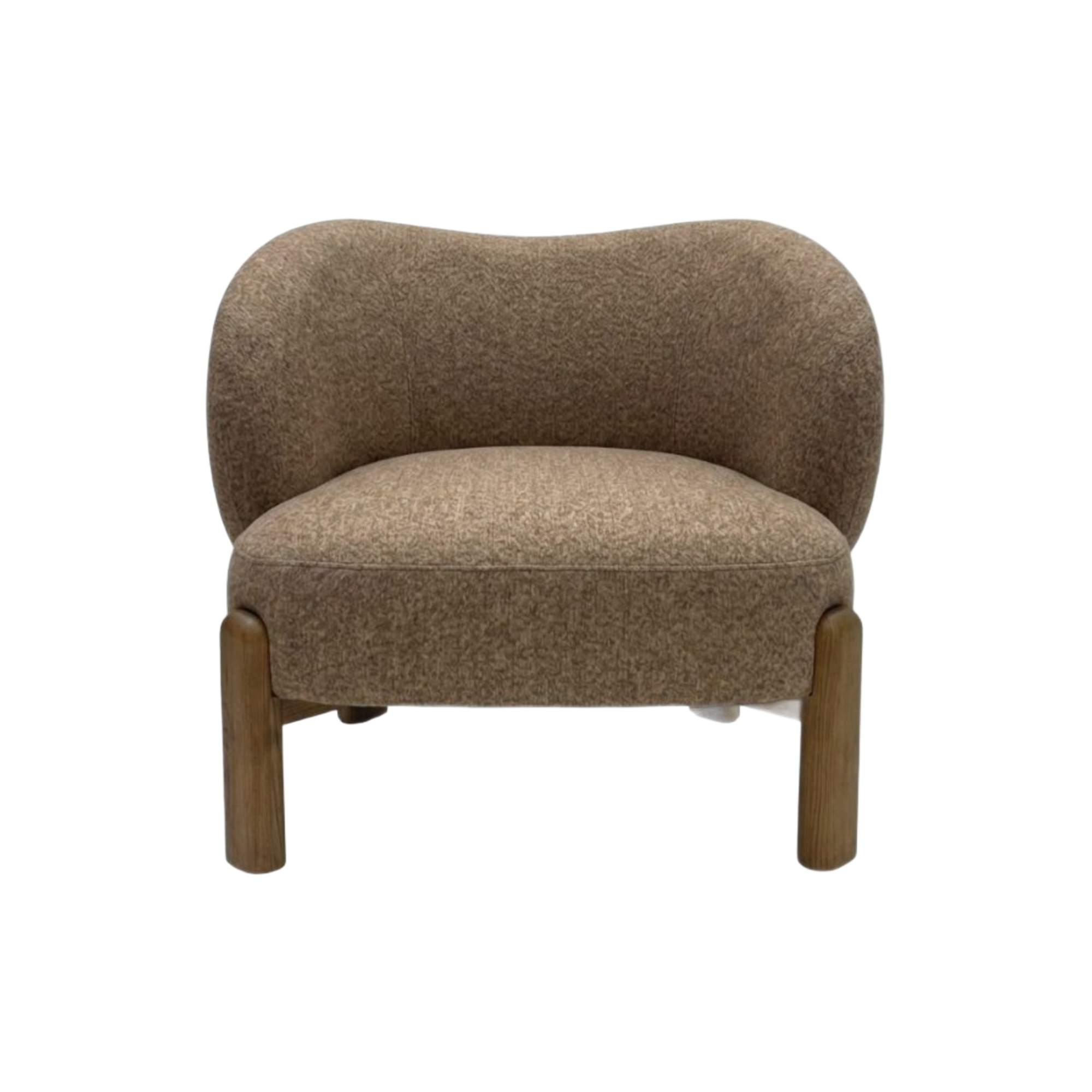 Poltrona de lujo diseño orgánico tapizada en textil marrón camel con patas de madera vista frontal.