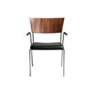 Silla elegante para comedor con brazos, diseño contemporáneo, asiento de cuero negro y estructura metálica.