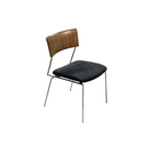 Vista lateral de silla contemporánea con estructura metálica cromada, asiento tapizado oscuro y respaldo de madera.
